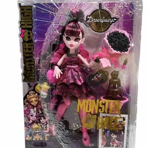 Monster High Draculaura Doll - Pink and Black Ensemble